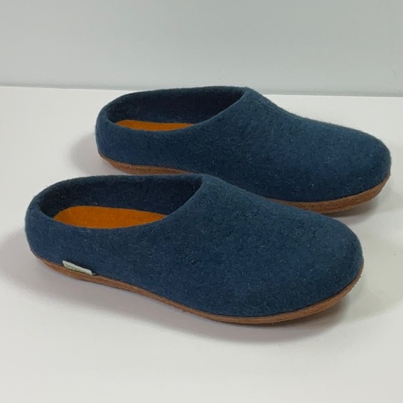 Kyrgies Handmade Wool and Leather Molded All Natural Slippers - Picture 3 of 10